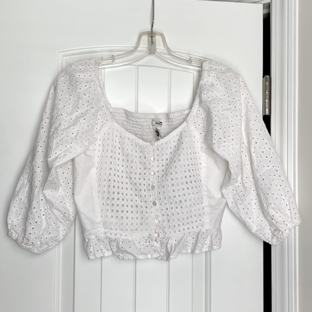 Forever 21 white eyelet button front peplum edge crop top size medium.